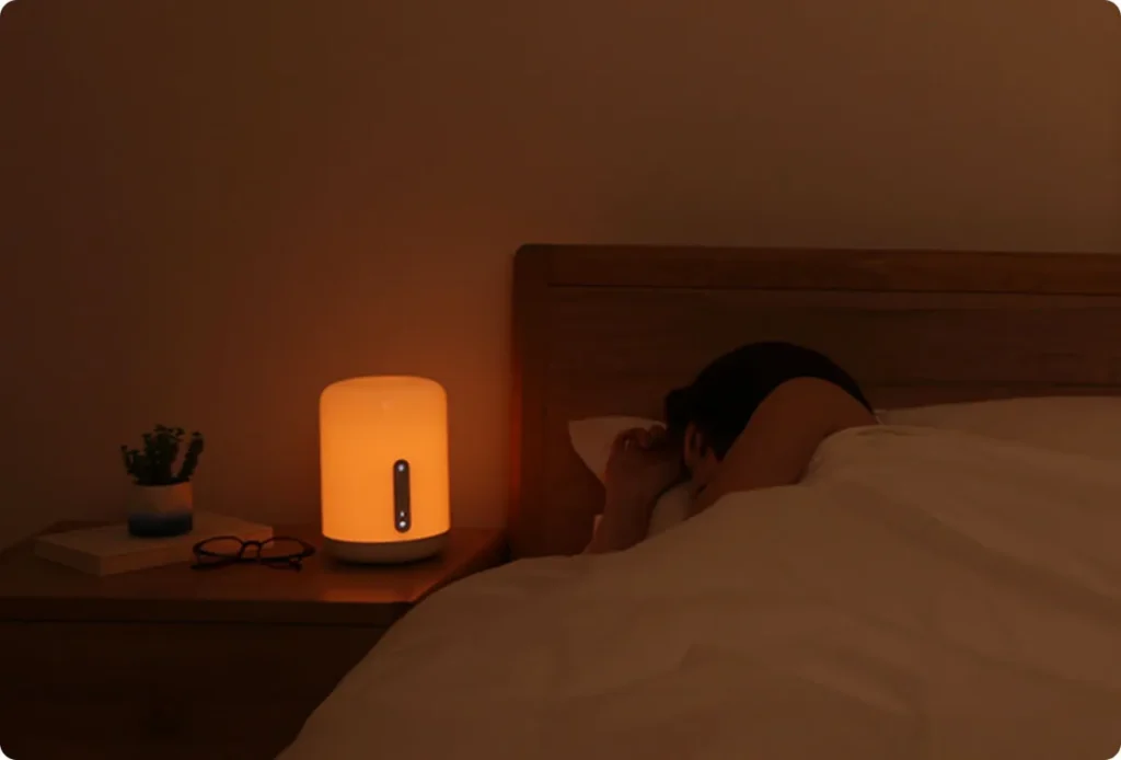 Mi Bedside Lamp 2 με χαμηλό φως δίπλα στο κρεβάτι