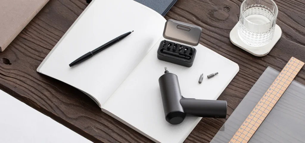 Xiaomi Mi Cordless Screwdriver σε γραφείο