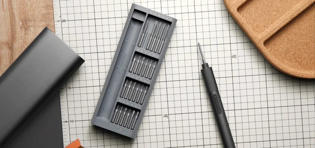 Xiaomi Electric Precision Screwdriver Κατσαβίδι με Μύτες 24 τμχ (BHR5474GL) Θήκη με μύτες και ηλεκτρικό κατσαβίδι σε πάγκο εργασίας