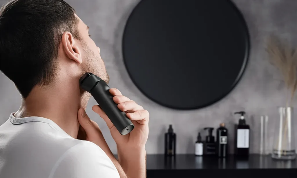 Xiaomi 5 Blade Ξυριστική Μηχανή Προσώπου Επαναφορτιζόμενη (BHR5265GL) Άνδρας ξυρίζεται με τη Mi 5-Blade μπροστά στον καθρέφτη