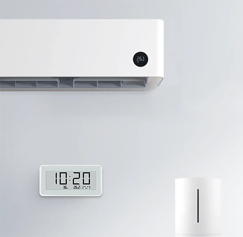 Xiaomi Temperature and Humidity Monitor Clock στον τοίχο κάτω από κλιματιστικό
