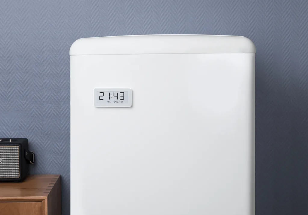 Xiaomi Temperature and Humidity Monitor Clock σε πόρτα ψυγείου