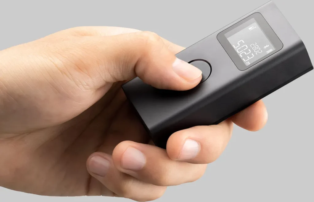 Xiaomi Smart Laser Measure στο χέρι
