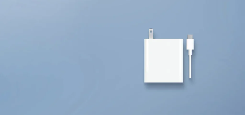 Φορτιστής Xiaomi 120W και καλώδιο σε μπλε φόντο