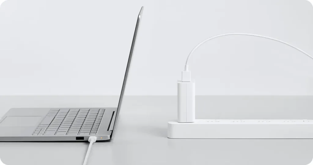 Φορτιστής Xiaomi 120W συνδεδεμένος σε laptop με θύρα USB-C