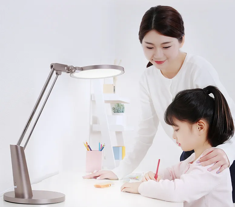Yeelight Serene Desk Lamp Pro σε γραφείο μελέτης