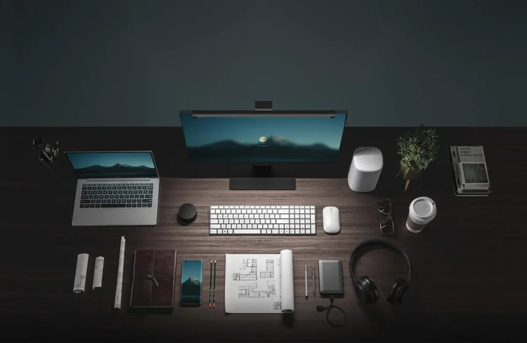 Xiaomi Mi Computer Monitor Light Bar (BHR4838GL) Mi Computer Monitor Light Bar πάνω σε οθόνη σε γραφείο