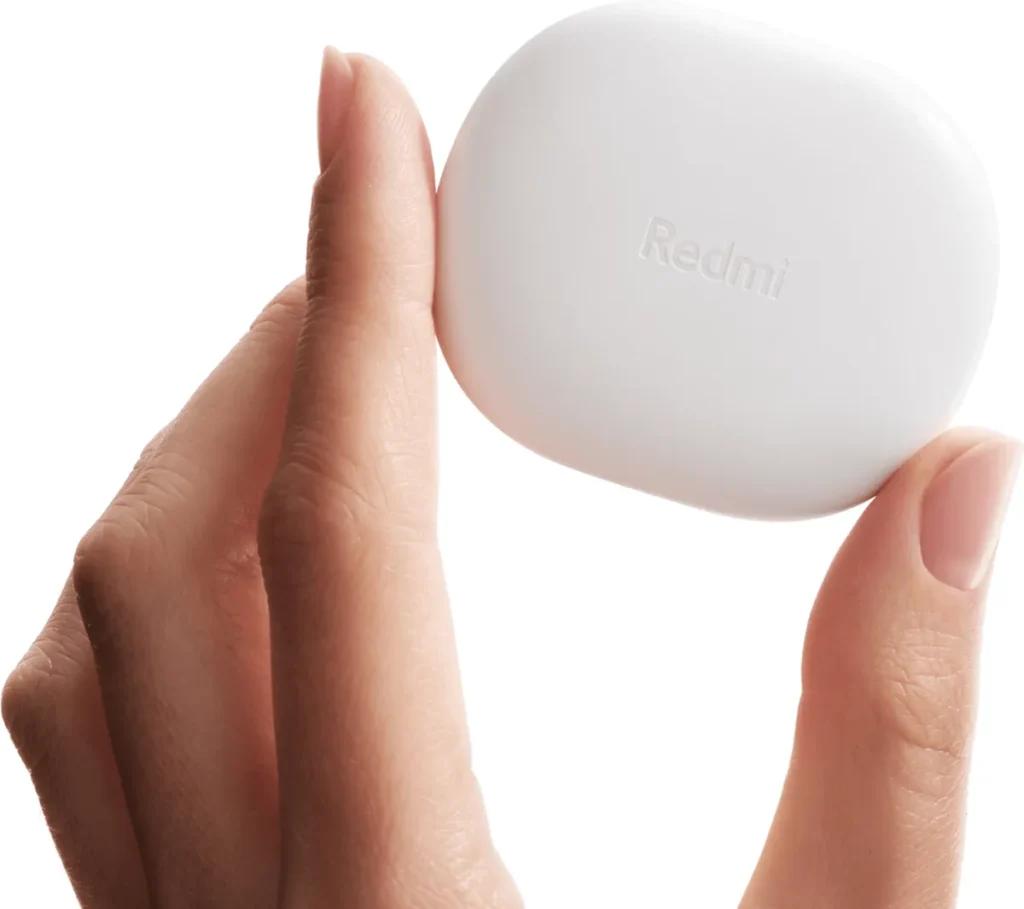 Χέρι κρατά τη λευκή θήκη Redmi Buds 4 Lite