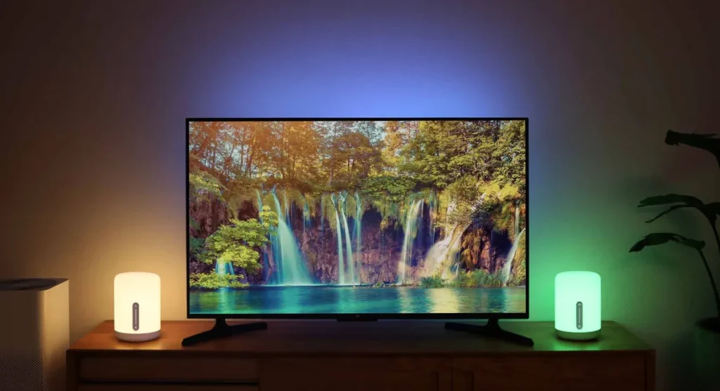 Mi Bedside Lamp 2 με πολύχρωμο φως δίπλα σε τηλεόραση