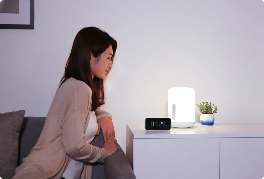 Mi Bedside Lamp 2 σε ντουλάπι δίπλα στον καναπέ