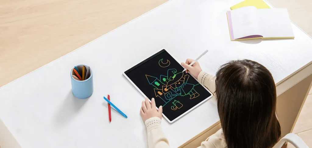 Xiaomi Mijia LCD 13.5″ LCD Writing Tablet Color Edition (BHR7278GL) Παιδί ζωγραφίζει στο Xiaomi LCD Writing Tablet