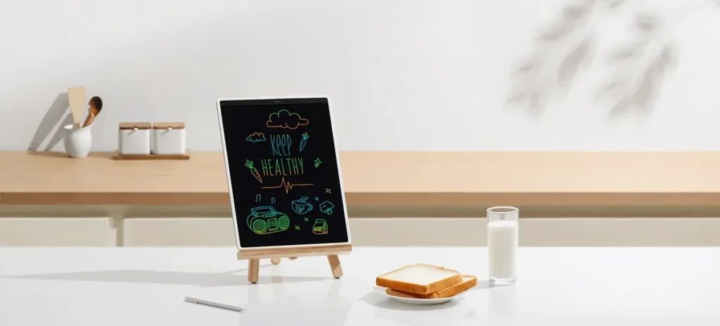 Xiaomi Mijia LCD 13.5″ LCD Writing Tablet Color Edition (BHR7278GL) Το Xiaomi LCD Writing Tablet σε γραφείο