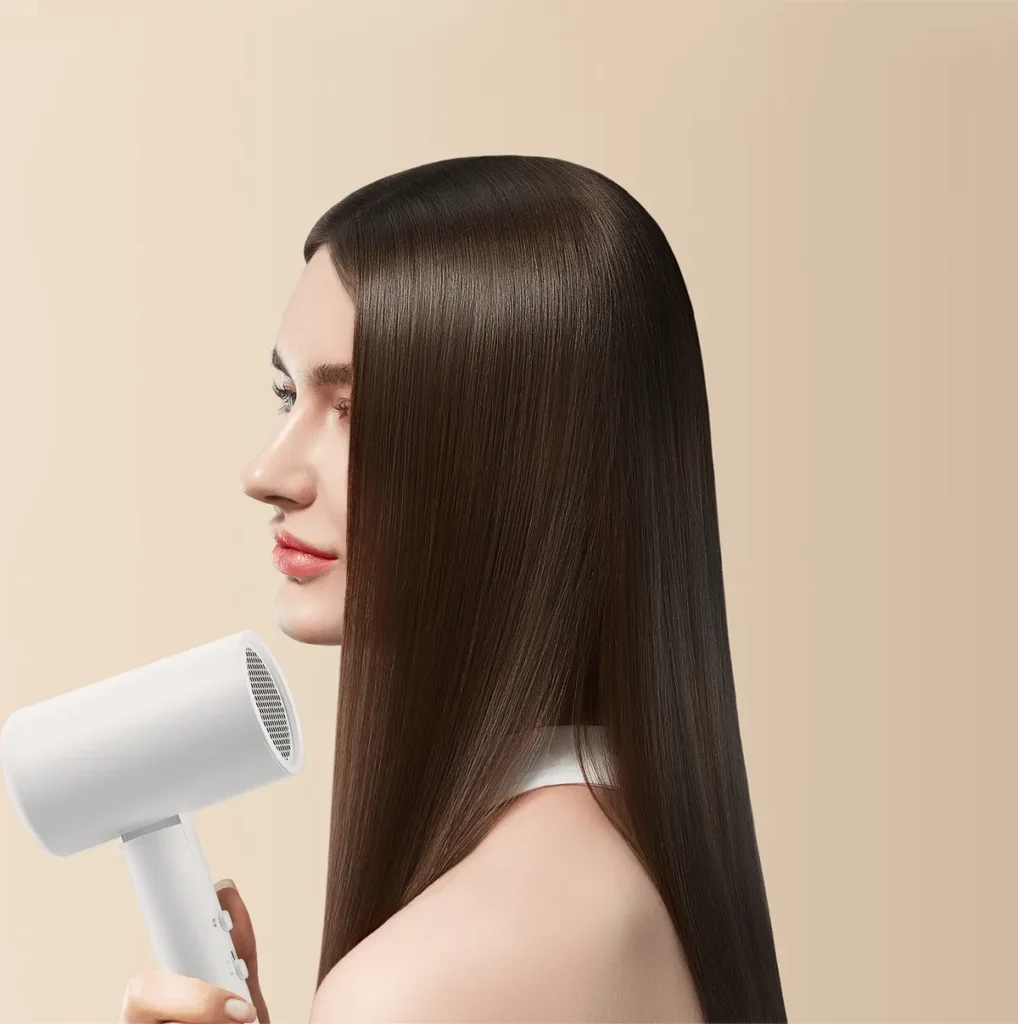 Xiaomi Mi Ionic Πιστολάκι Μαλλιών Ταξιδίου (BHR7475EU) Γυναίκα στεγνώνει τα μαλλιά της με το H101