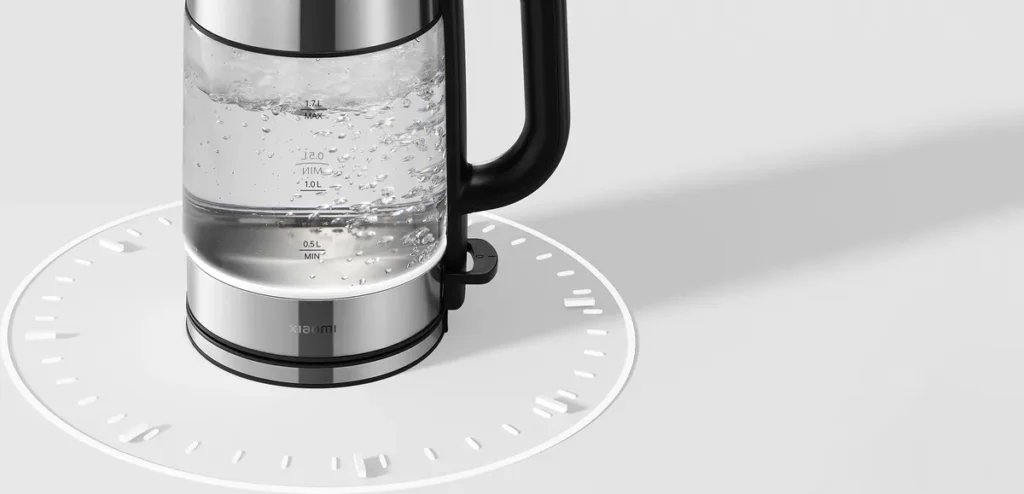 Xiaomi Mi Kettle Electric Glass Black EU (BHR7423EU) Ο βραστήρας Xiaomi σε λειτουργία πάνω στη βάση του