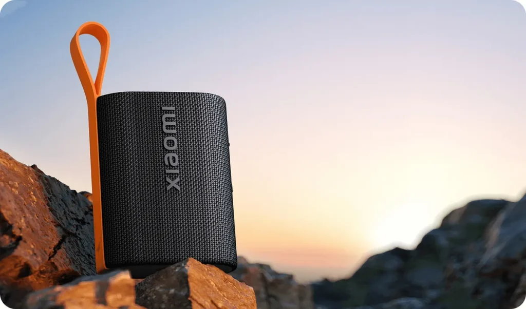 Xiaomi Sound Pocket Bluetooth Speaker Black (QBH4269GL) Xiaomi Sound Pocket σε μαύρο χρώμα σε βράχια στο ηλιοβασίλεμα