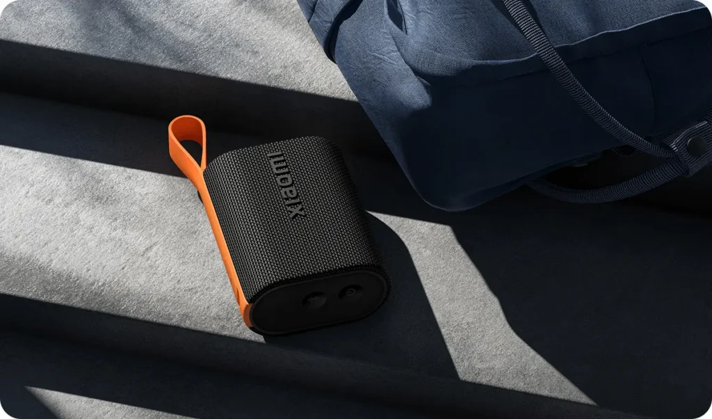 Xiaomi Sound Pocket Bluetooth Speaker Black (QBH4269GL) Το Xiaomi Sound Pocket σε τσάντα για μεταφορά