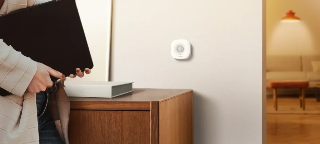 TP-Link Tapo T100 σε τοίχο σαλονιού