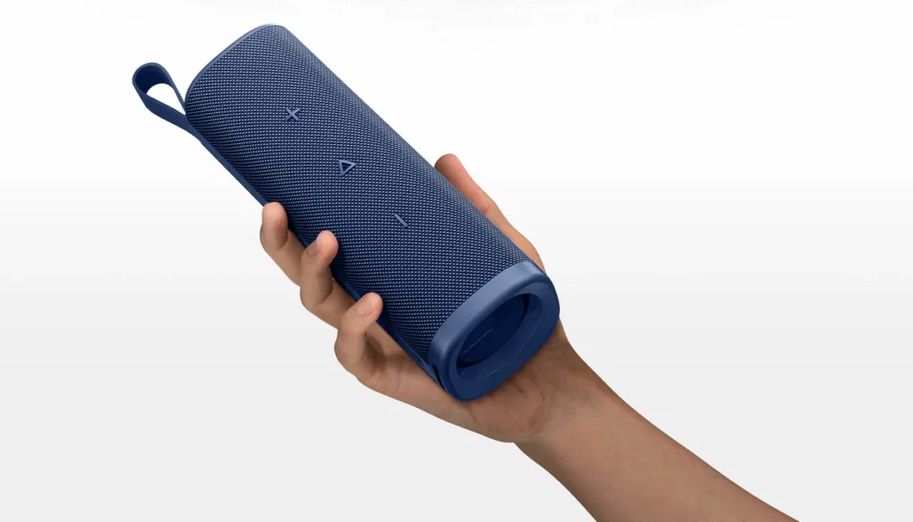 Μπλε ηχείο Xiaomi Sound Outdoor στο χέρι