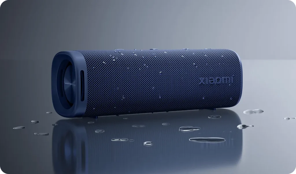 Το μπλε Xiaomi Sound Outdoor με σταγόνες νερού, πιστοποίηση IP67