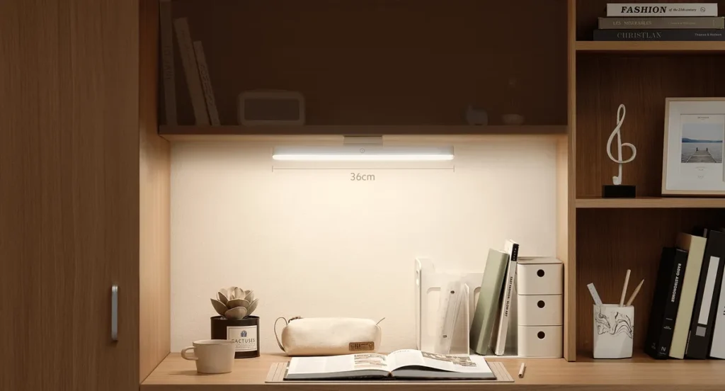 Xiaomi Magnetic Reading Light Bar τοποθετημένη κάτω από ράφι γραφείου