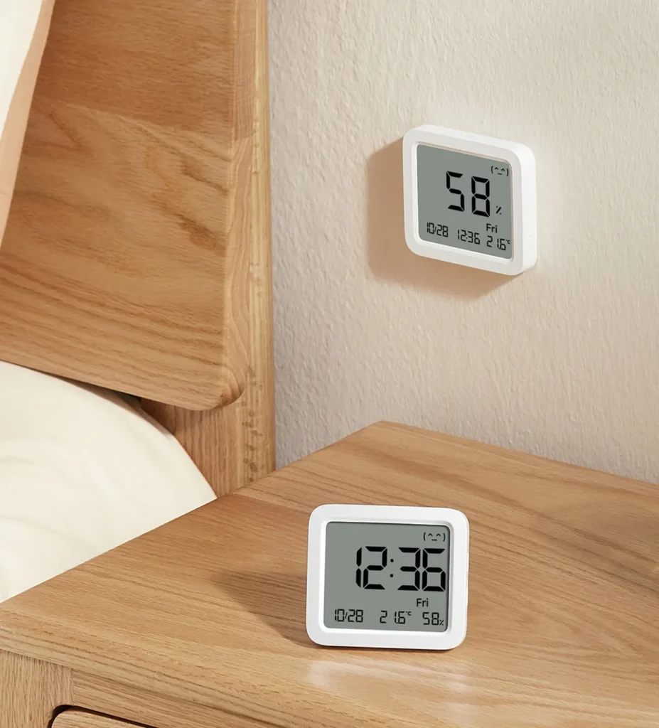 Xiaomi Temperature and Humidity Monitor 3 σε βάση και στον τοίχο