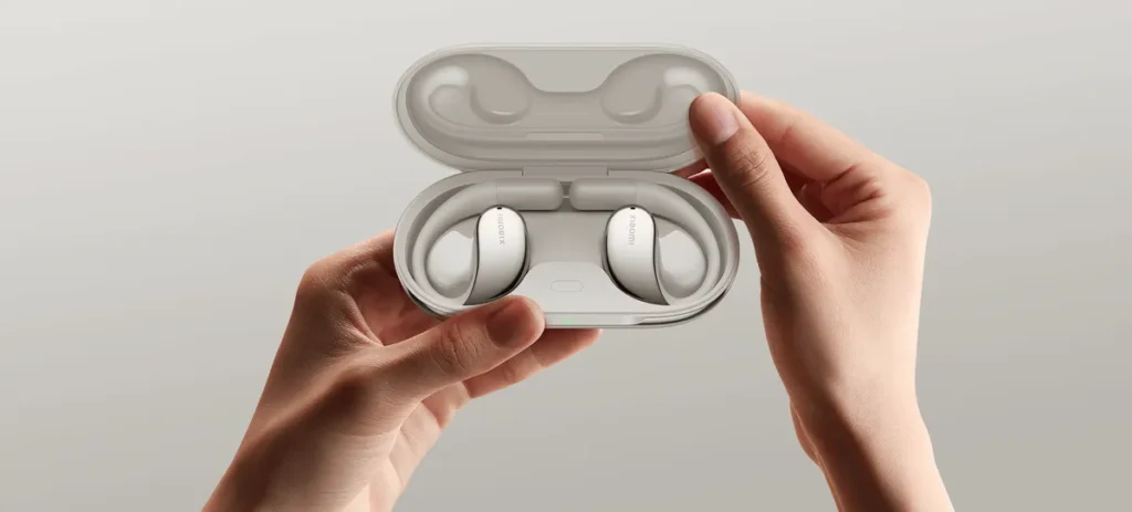 Θήκη Xiaomi OpenWear Stereo Sandstone Beige στα χέρια