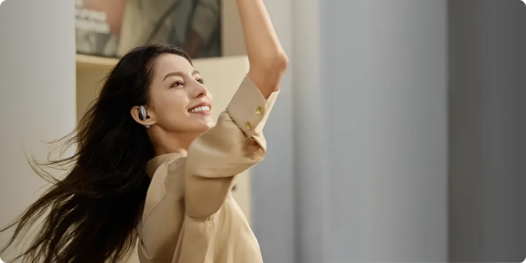 Γυναίκα φορά τα Xiaomi OpenWear Stereo σε εξωτερικό χώρο