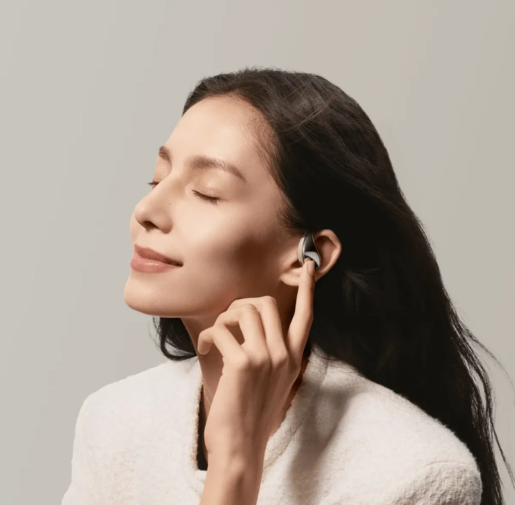 Γυναίκα με Xiaomi OpenWear Stereo στο αυτί