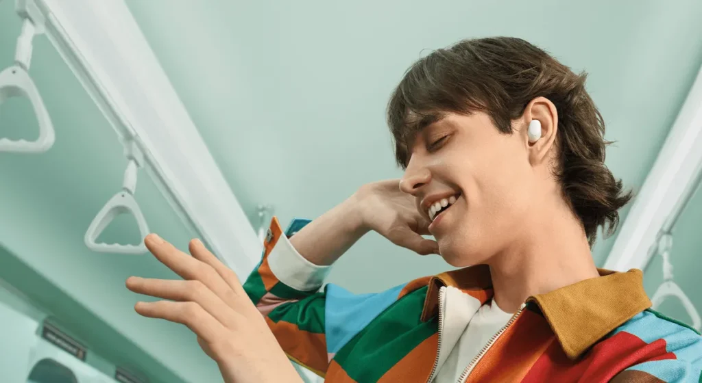 Xiaomi Redmi Buds 6 Play White (BHR8773GL) Άνδρας φορά τα λευκά Redmi Buds 6 Play