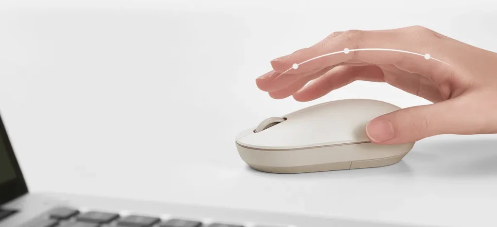 Χέρι στο Xiaomi Wireless Mouse Lite 2 λευκό