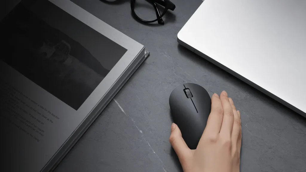 Xiaomi Wireless Mouse Lite 2 μαύρο σε γραφείο