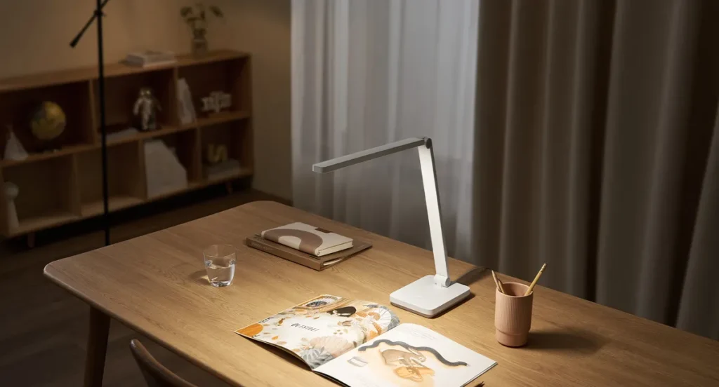 Xiaomi Desk Lamp Lite (BHR8955EU) Xiaomi Desk Lamp Lite σε χώρο εργασίας