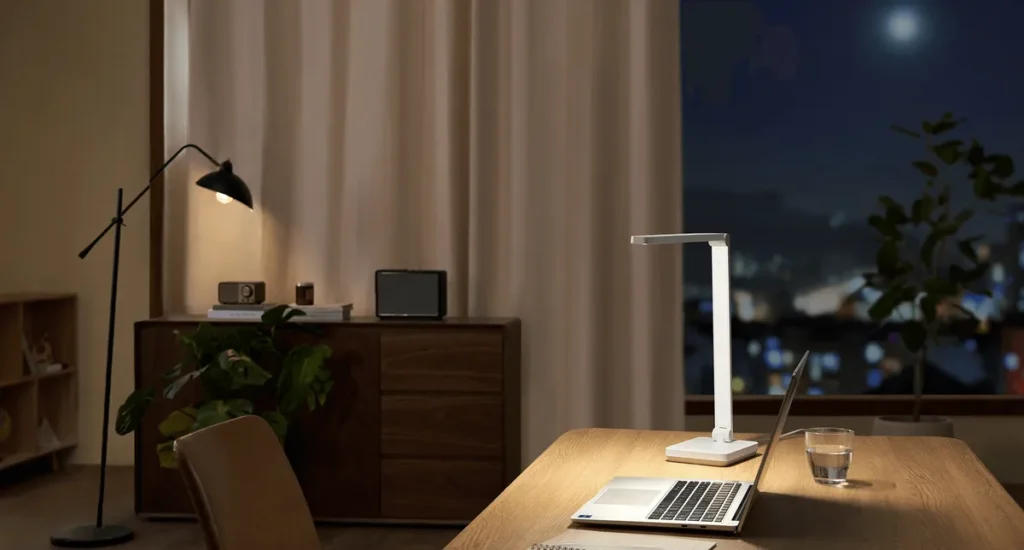 Xiaomi Desk Lamp Lite (BHR8955EU) Xiaomi Desk Lamp Lite σε γραφείο το βράδυ
