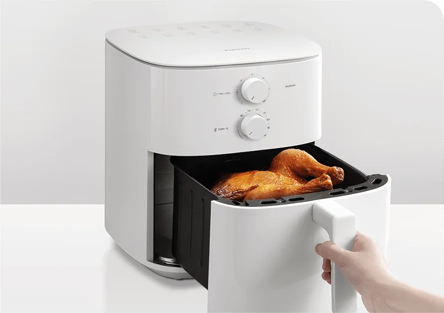 Xiaomi Mi Air Fryer με Αποσπώμενο Κάδο 6lt White (BHR8588EU) Αφαίρεση του κάδου της φριτέζας αέρος Xiaomi με ψημένο κοτόπουλο