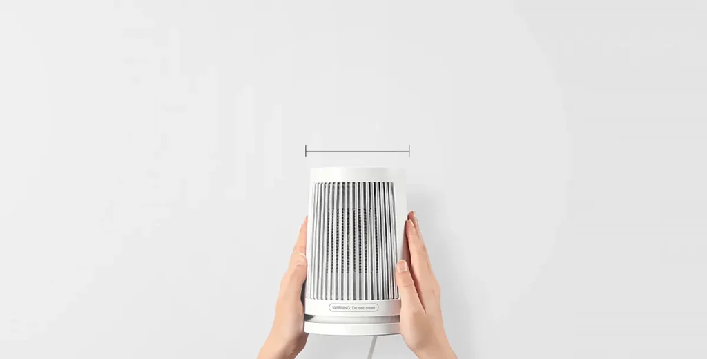 Το μικρό μέγεθος του Xiaomi Desktop Heater στα χέρια