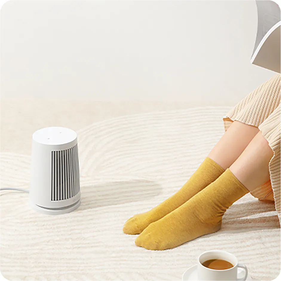 Το Xiaomi Desktop Heater στο δάπεδο δίπλα στα πόδια