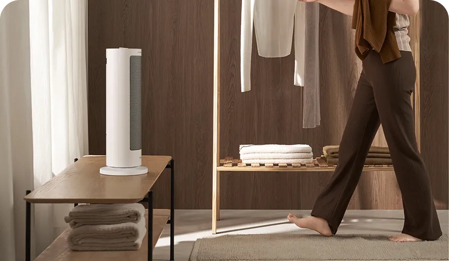 Το Xiaomi Fan Heater δίπλα σε κρεμάστρα ρούχων
