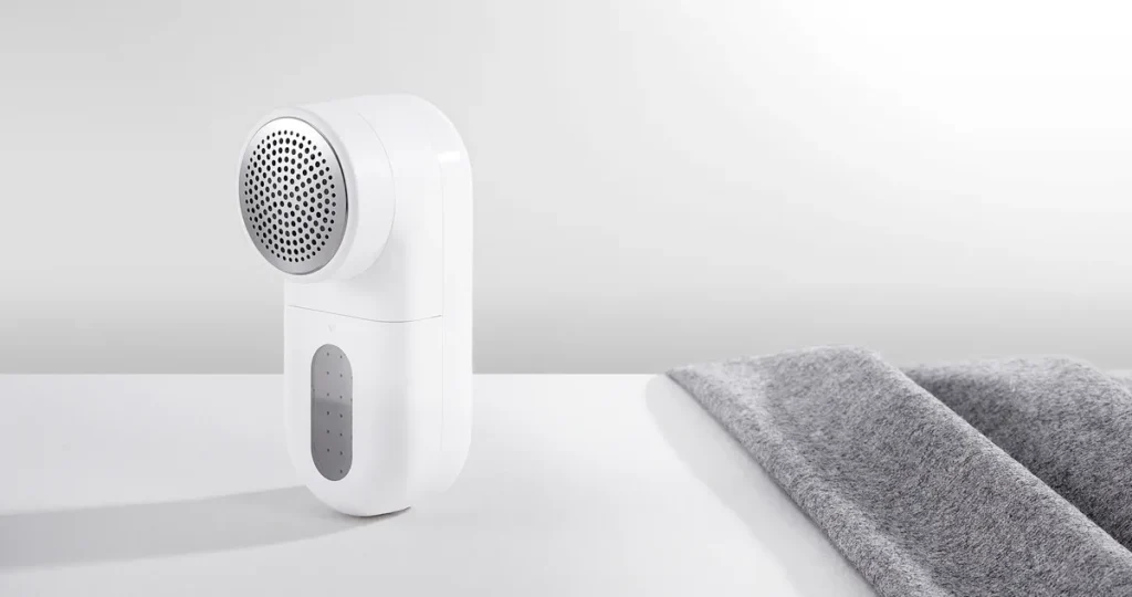 Xiaomi Lint Remover δίπλα σε πλεκτό ύφασμα