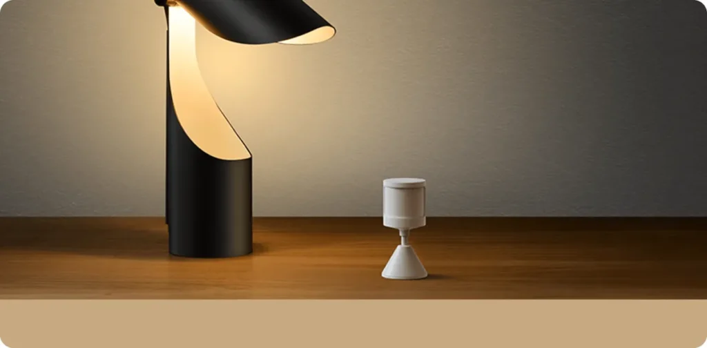Xiaomi Motion Sensor 2S δίπλα σε φωτιστικό