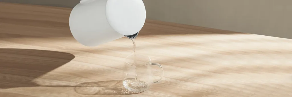 Σερβίρισμα νερού από το στόμιο του Xiaomi Electric Kettle 2 Lite