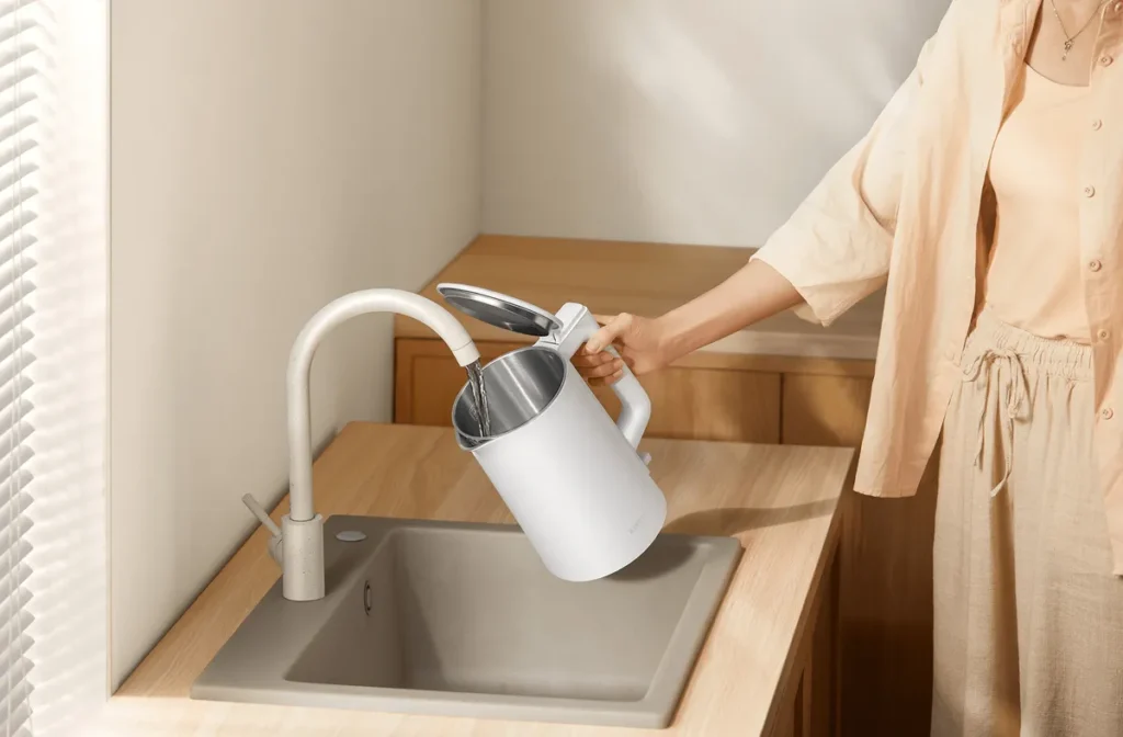 Γέμισμα του Xiaomi Electric Kettle 2 Lite από τη βρύση με ανοιχτό καπάκι