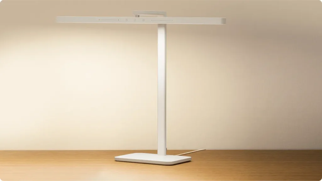 Xiaomi Mi LED Desk Lamp 2 (BHR9186GL) Xiaomi LED Desk Lamp 2 σε γραφείο