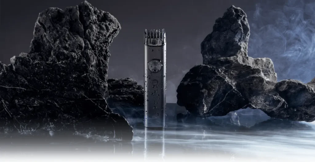 Xiaomi Mi Grooming Kit Pro Επαναφορτιζόμενη Κουρευτική Μηχανή Μαύρη (BHR6396EU) Το Grooming Kit Pro ανάμεσα σε βράχους και νερό