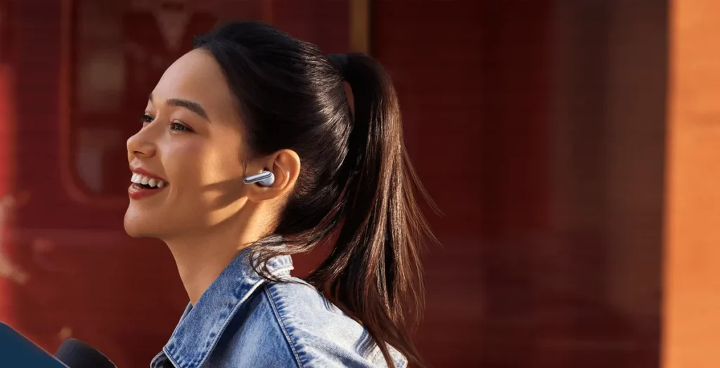 Xiaomi Redmi Buds 6 Pro Glacier White (BHR9310GL) Χαμογελαστή γυναίκα με λευκά Redmi Buds 6 Pro