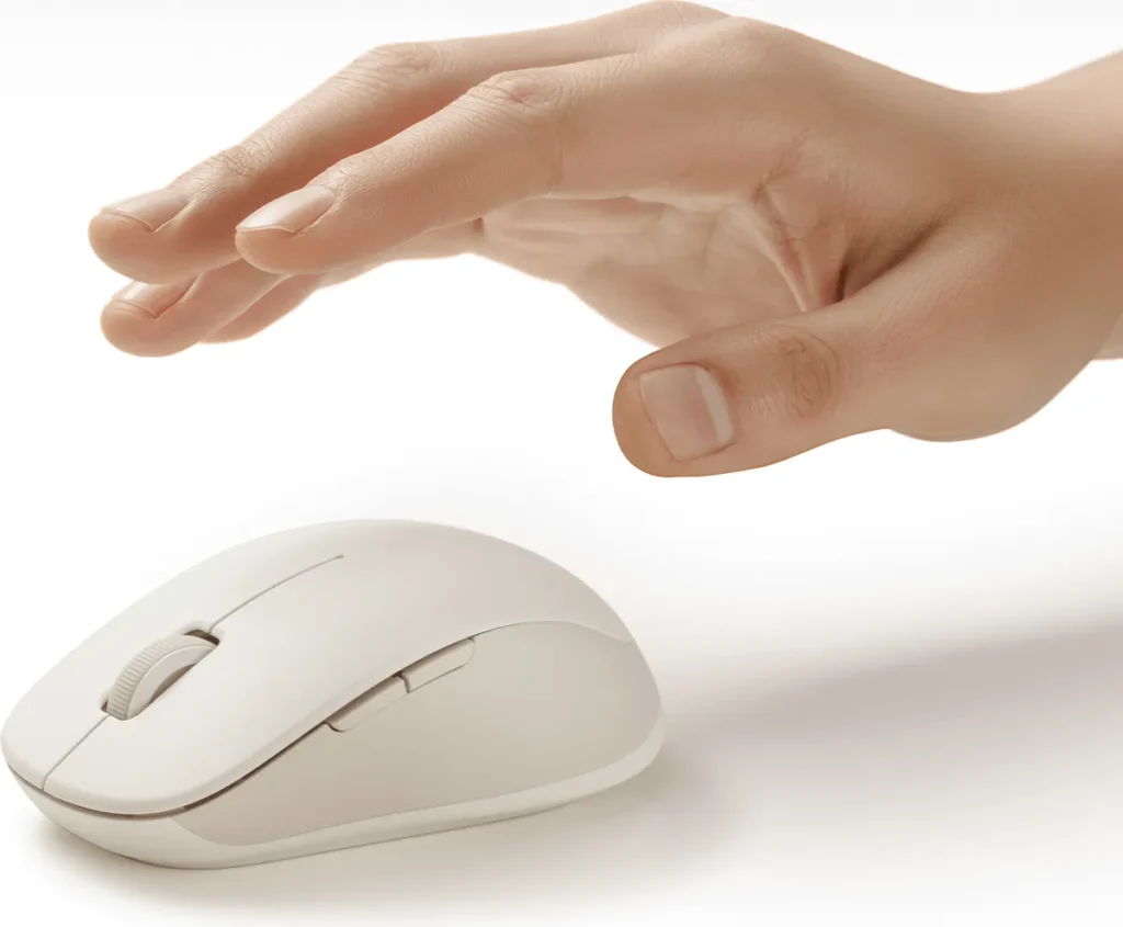 Xiaomi Dual Mode Wireless Mouse 2 White (BHR8849GL) Χέρι πάνω από το Xiaomi Dual-mode Wireless Mouse 2 λευκό