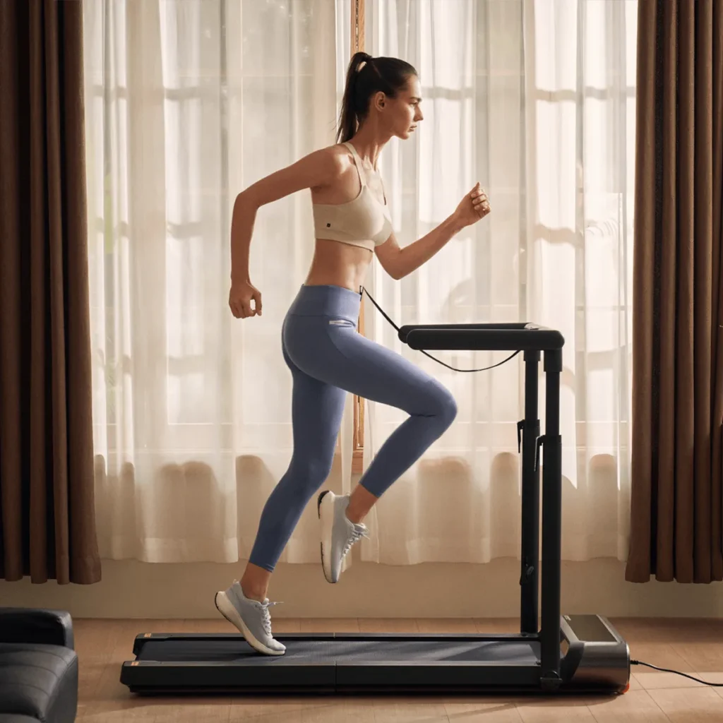 Τρέξιμο στο WalkingPad R3 Hybrid+ με σηκωμένη χειρολαβή