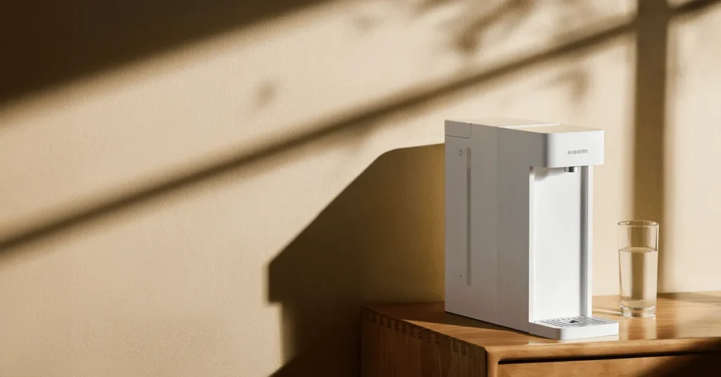Xiaomi Instant Hot Water Dispenser (BHR9018EU) Xiaomi Instant Hot Water Dispenser σε τραπέζι
