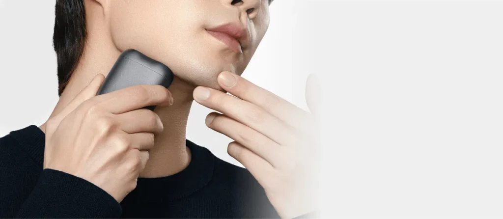 Xiaomi Mi Electric Shaver S200 Silver Ξυριστική Μηχανή Προσώπου Επαναφορτιζόμενη (BHR9528EU) Άνδρας ξυρίζεται με την S200
