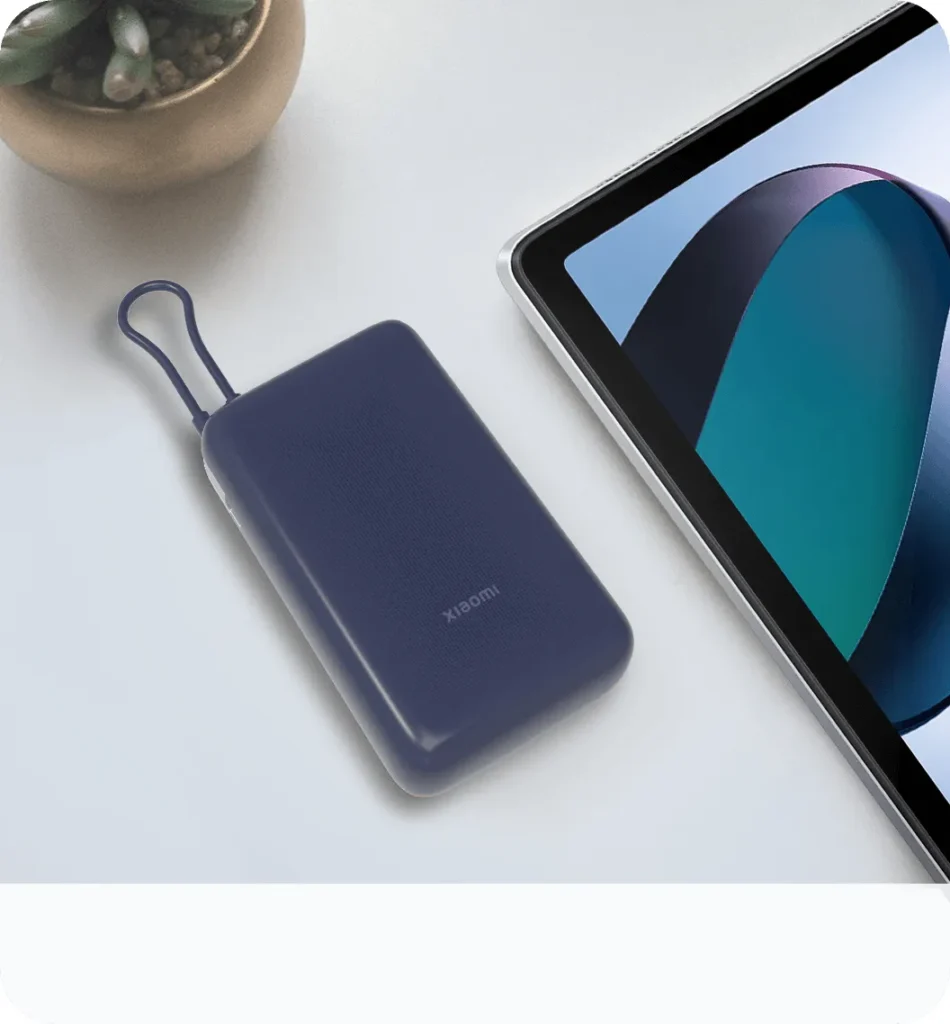 Το μπλε Xiaomi 33W Power Bank 20000mAh δίπλα σε tablet