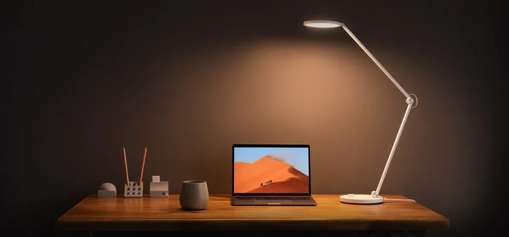 Xiaomi Mi LED Desk Lamp Pro (2022) White (BHR5968EU) Mi Smart LED Desk Lamp Pro σε χώρο εργασίας